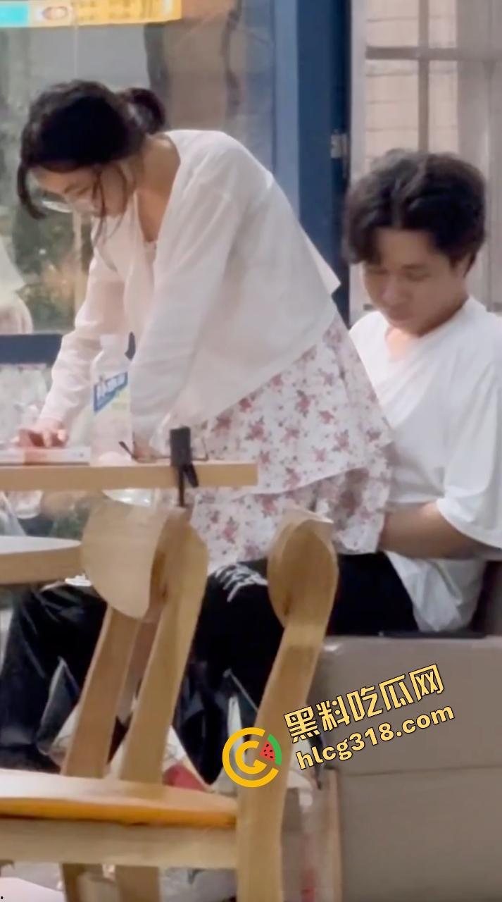 中南民族大学门口SUTAICHA酥太茶店里直接打炮,妹子青天白日坐在鸡鸡上瞄了半天才对准洞口!