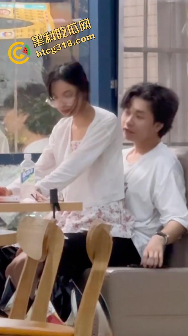 中南民族大学门口SUTAICHA酥太茶店里直接打炮,妹子青天白日坐在鸡鸡上瞄了半天才对准洞口!