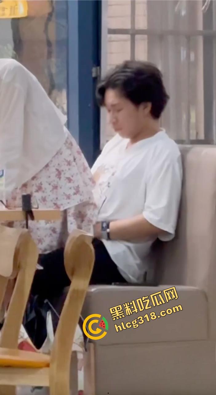 中南民族大学门口SUTAICHA酥太茶店里直接打炮,妹子青天白日坐在鸡鸡上瞄了半天才对准洞口!