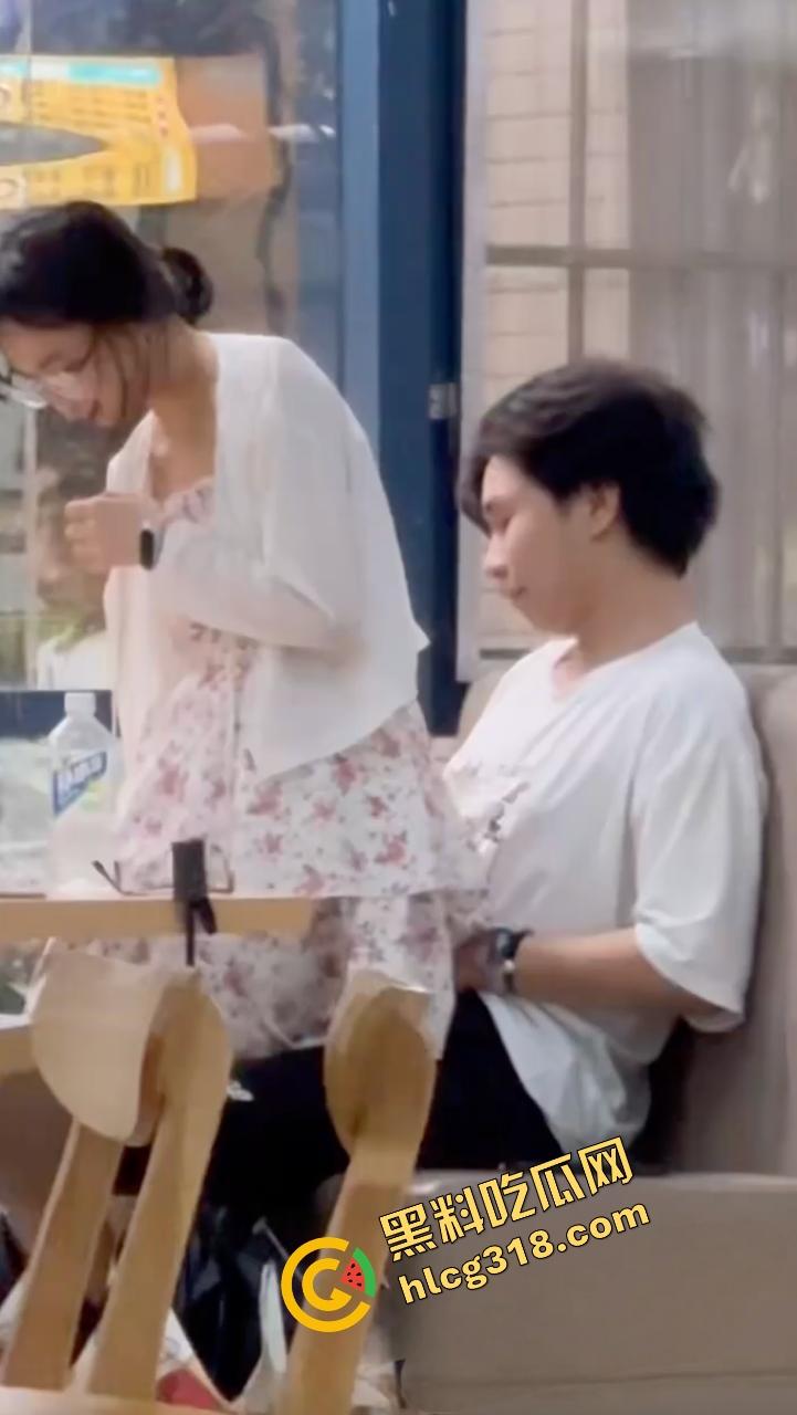 中南民族大学门口SUTAICHA酥太茶店里直接打炮,妹子青天白日坐在鸡鸡上瞄了半天才对准洞口!