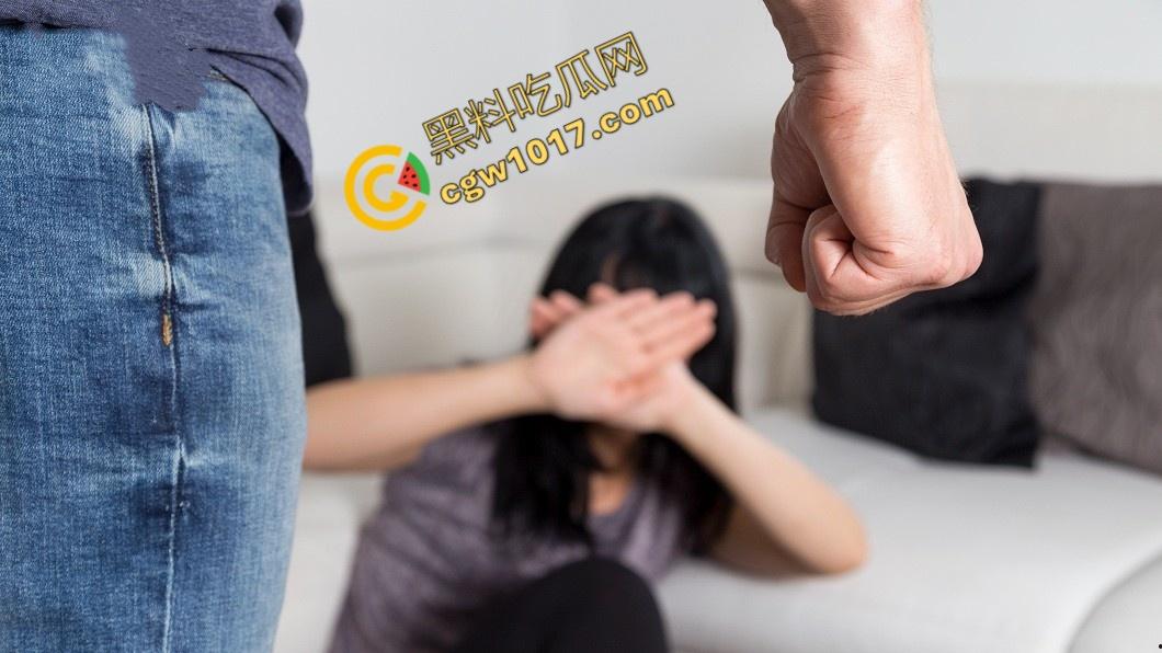 国外真实家暴！男人狂殴老婆，砸晕后仍不放手！惨不忍睹的家庭录像惊爆网络！