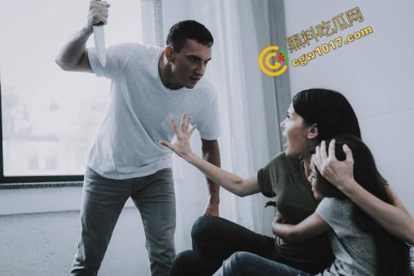 国外真实家暴!男人狂殴老婆,砸晕后仍不放手!惨不忍睹的家庭录像惊爆网络!