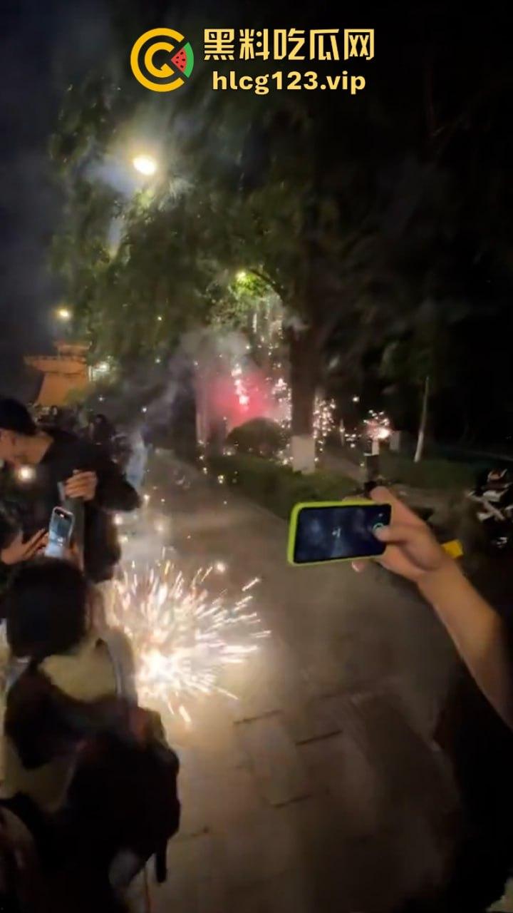 欠收拾!鬼火少年济南闹市区炸街 飙车放火 大街蹦迪 人还是不能吃得太饱!