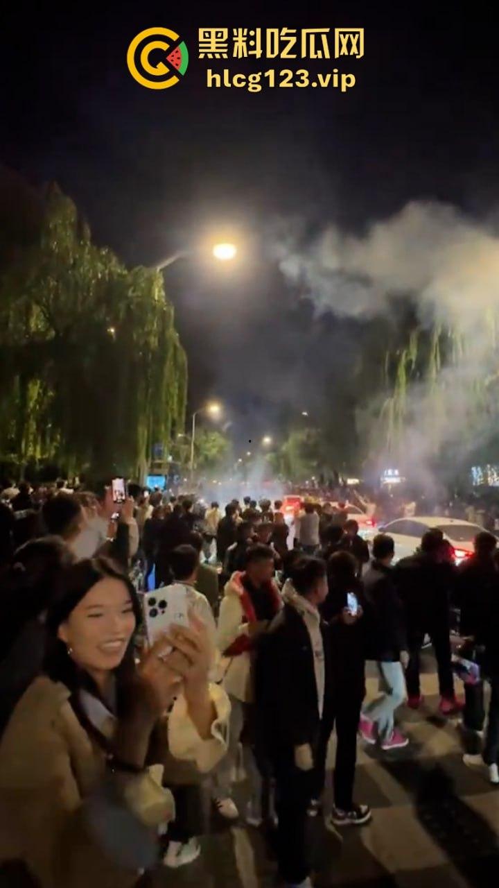 欠收拾!鬼火少年济南闹市区炸街 飙车放火 大街蹦迪 人还是不能吃得太饱!