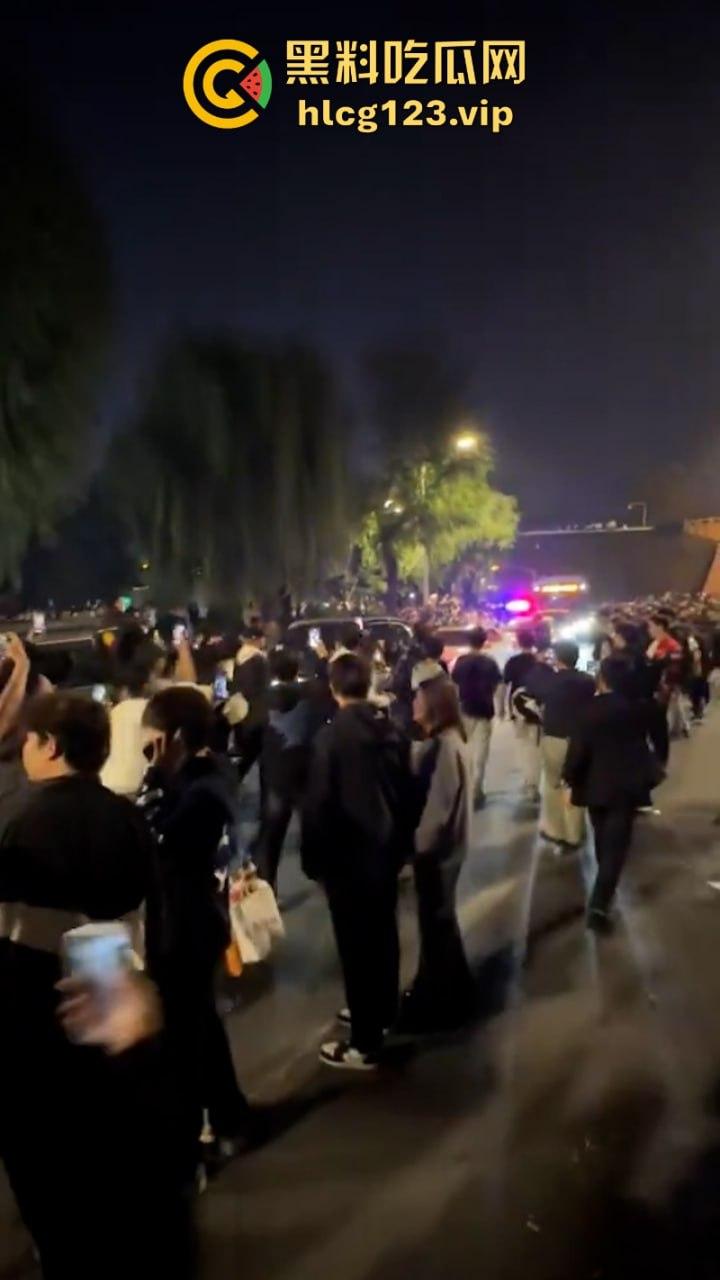 欠收拾!鬼火少年济南闹市区炸街 飙车放火 大街蹦迪 人还是不能吃得太饱!