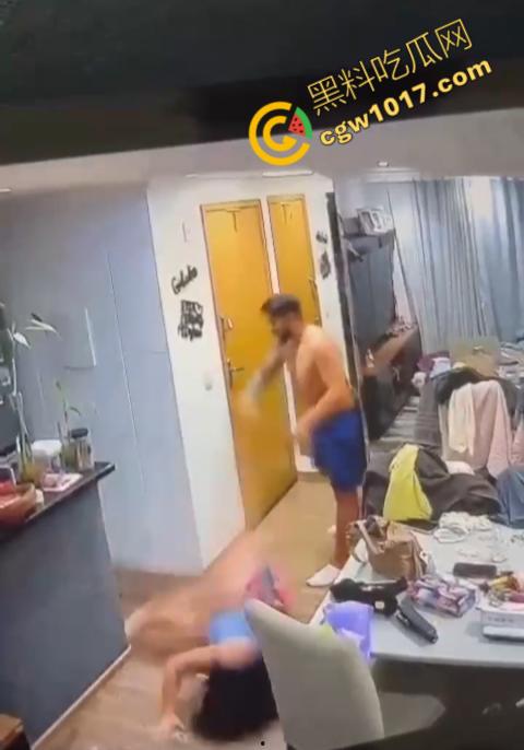 国外真实家暴!男人狂殴老婆,砸晕后仍不放手!惨不忍睹的家庭录像惊爆网络!