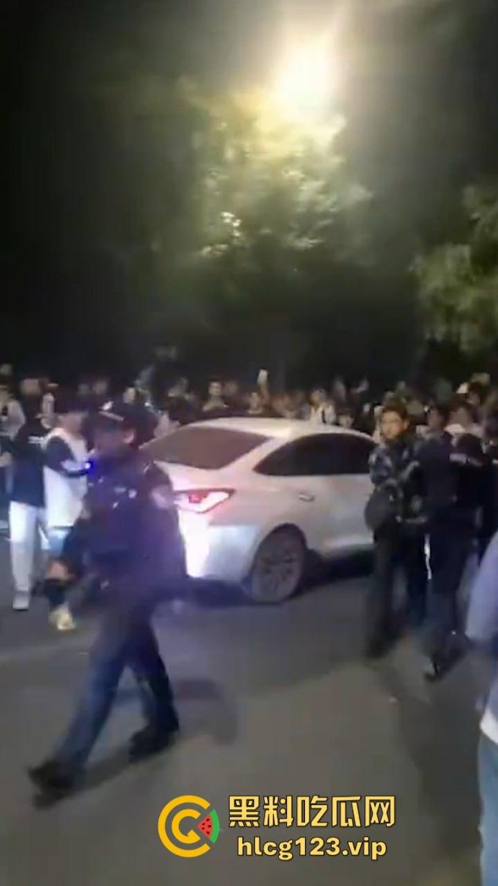 欠收拾!鬼火少年济南闹市区炸街 飙车放火 大街蹦迪 人还是不能吃得太饱!