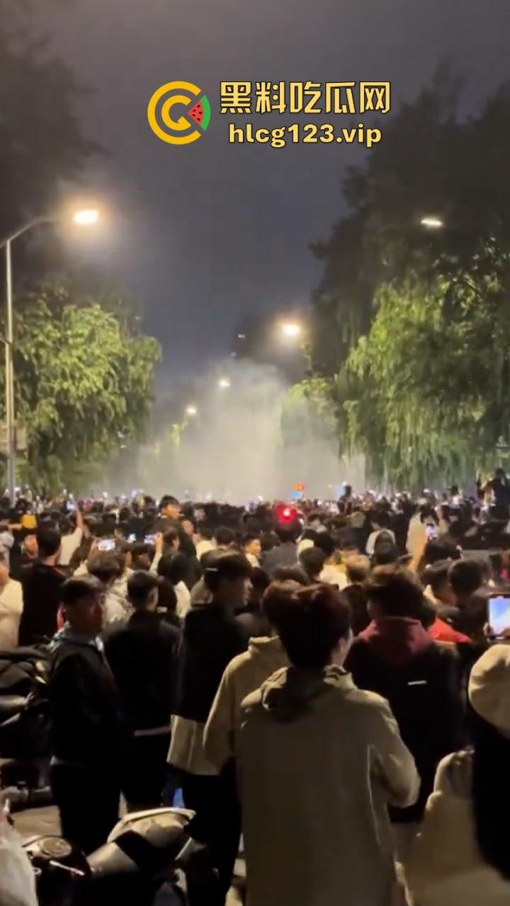 欠收拾!鬼火少年济南闹市区炸街 飙车放火 大街蹦迪 人还是不能吃得太饱!