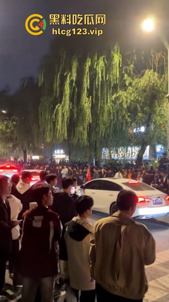 欠收拾!鬼火少年济南闹市区炸街 飙车放火 大街蹦迪 人还是不能吃得太饱!