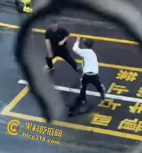 小伙街边无差别砍人,就算劝架也惨被砍,街头刀光血飙骨肉翻开,地上血迹一片看着都感觉痛 !