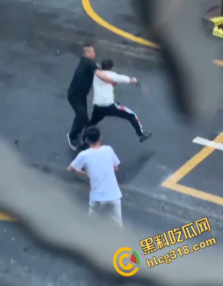 小伙街边无差别砍人,就算劝架也惨被砍,街头刀光血飙骨肉翻开,地上血迹一片看着都感觉痛 !