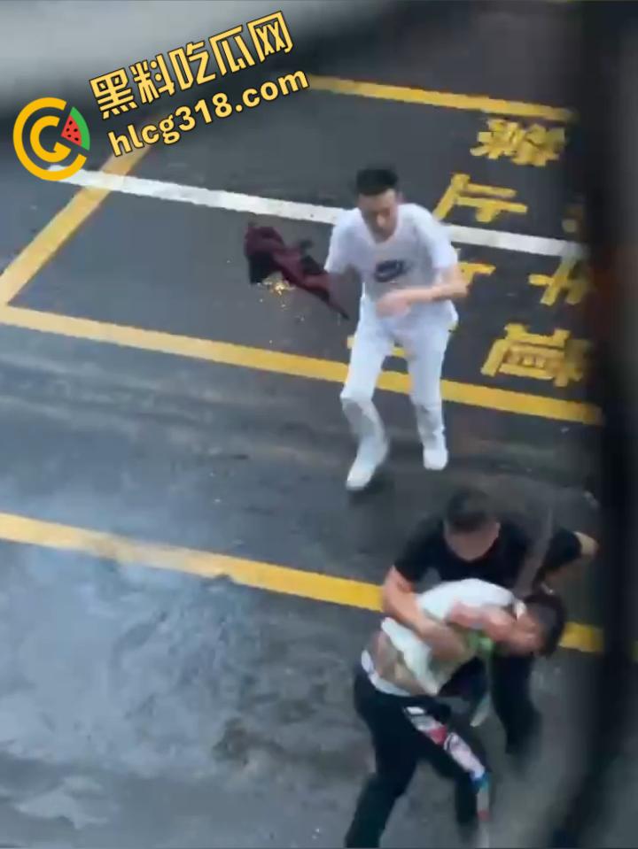 小伙街边无差别砍人,就算劝架也惨被砍,街头刀光血飙骨肉翻开,地上血迹一片看着都感觉痛 !