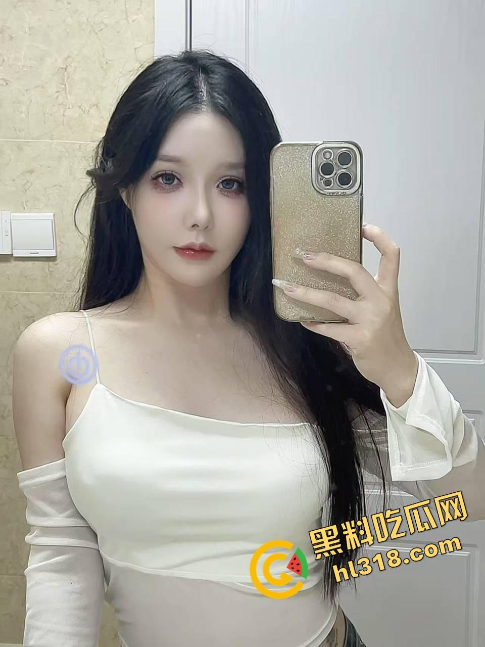 国外留学高挑美女『夏婷婷』被按桌上无套猛操，趁朋友不在家一顿狠狠冲刺，肉体撞击快把桌子干散架！