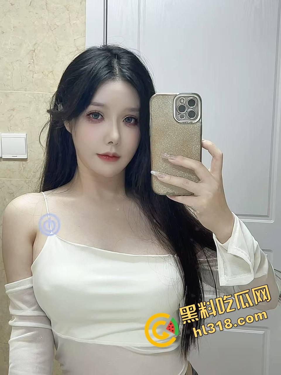 国外留学高挑美女『夏婷婷』被按桌上无套猛操,趁朋友不在家一顿狠狠冲刺,肉体撞击快把桌子干散架!