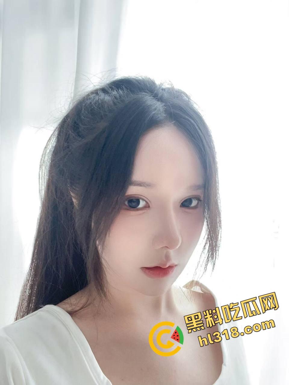 国外留学高挑美女『夏婷婷』被按桌上无套猛操,趁朋友不在家一顿狠狠冲刺,肉体撞击快把桌子干散架!