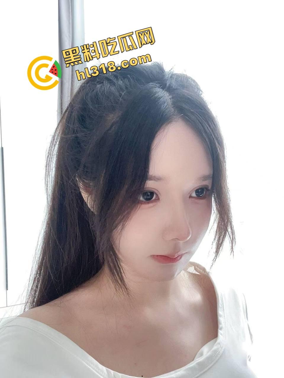 国外留学高挑美女『夏婷婷』被按桌上无套猛操,趁朋友不在家一顿狠狠冲刺,肉体撞击快把桌子干散架!