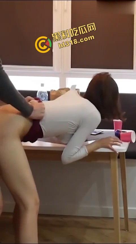 国外留学高挑美女『夏婷婷』被按桌上无套猛操,趁朋友不在家一顿狠狠冲刺,肉体撞击快把桌子干散架!