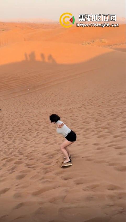 抖音百万粉贱婊【兔兔1104】反差少妇不雅视频满天飞,绝美骚逼勾魂操人,装你妈的清纯啊!