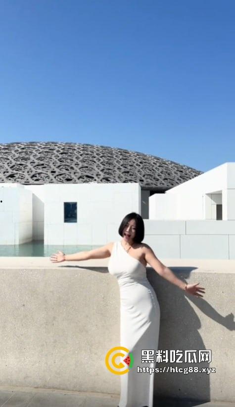 抖音百万粉贱婊【兔兔1104】反差少妇不雅视频满天飞,绝美骚逼勾魂操人,装你妈的清纯啊!