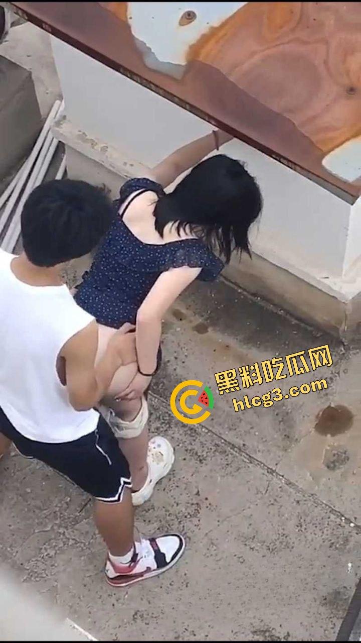 露天野战!河北保定凤翔园小区饥渴骚货『王家宁』与男友楼顶口爆后入 偷拍视频曝光!