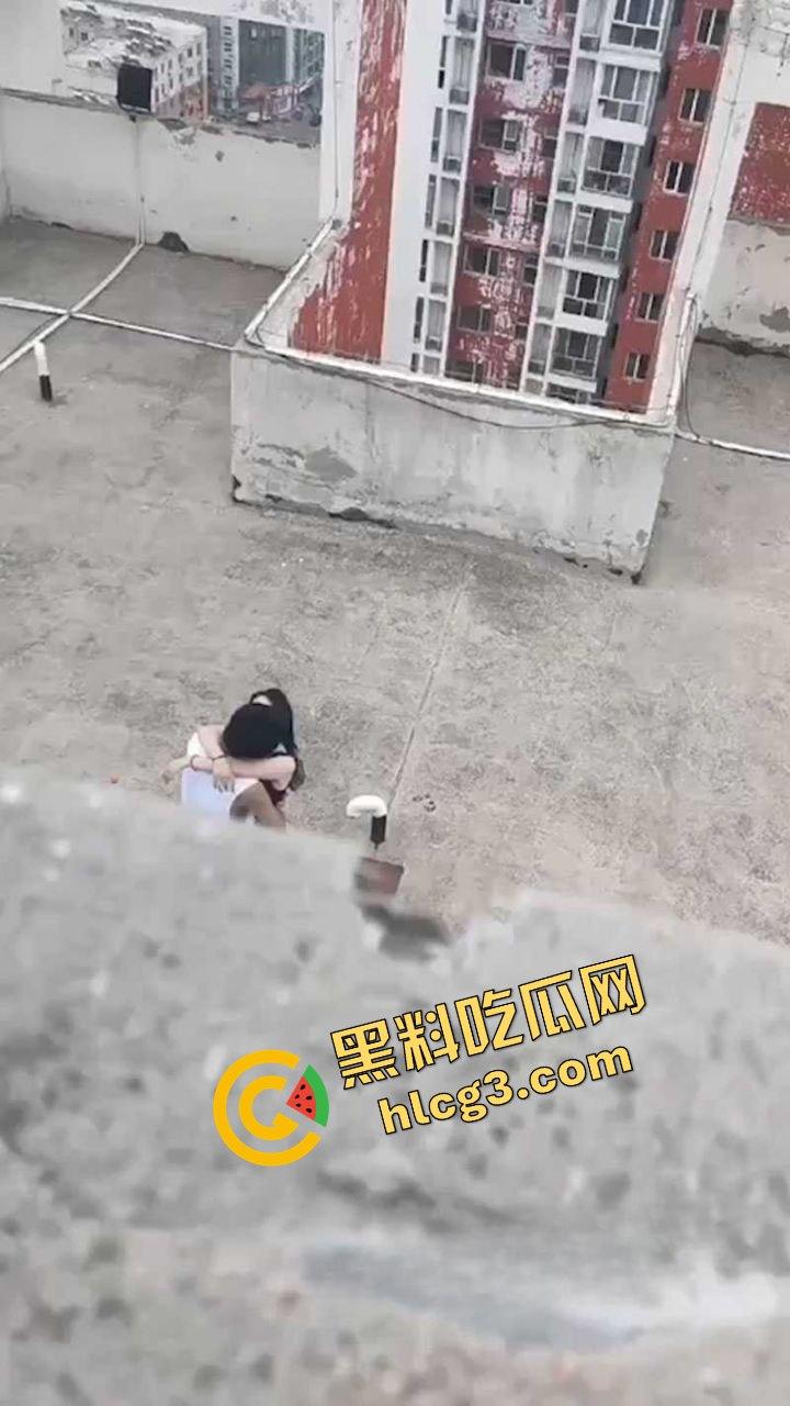 露天野战!河北保定凤翔园小区饥渴骚货『王家宁』与男友楼顶口爆后入 偷拍视频曝光!