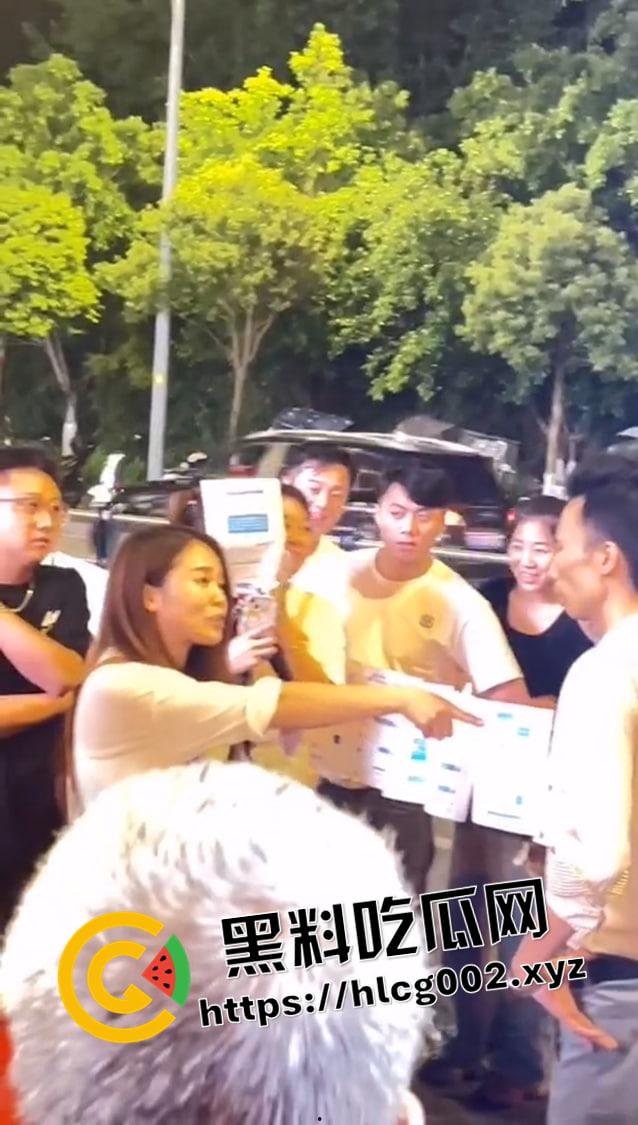 重庆垫江 榜一大哥线下真实刷了三十万不理人的女主播 没有路人阻拦臭女人要被打死 现场视频流出 前排吃瓜