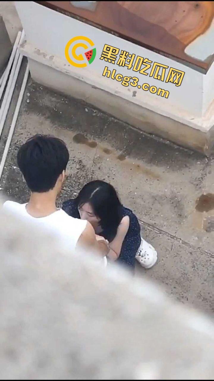 露天野战!河北保定凤翔园小区饥渴骚货『王家宁』与男友楼顶口爆后入 偷拍视频曝光!