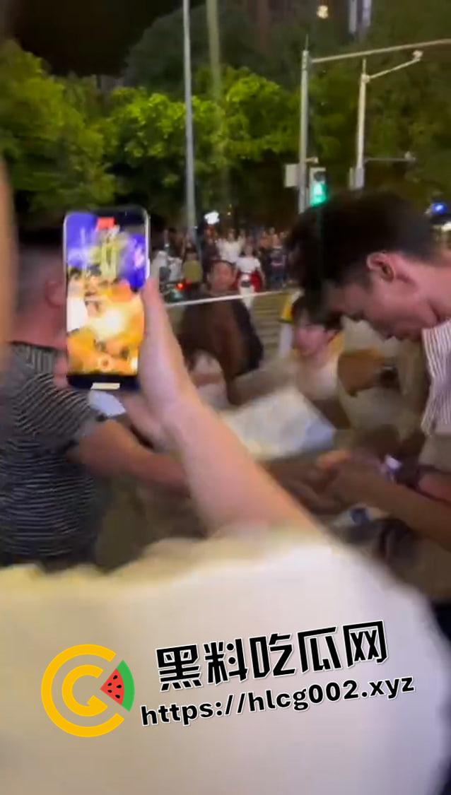 重庆垫江 榜一大哥线下真实刷了三十万不理人的女主播 没有路人阻拦臭女人要被打死 现场视频流出 前排吃瓜