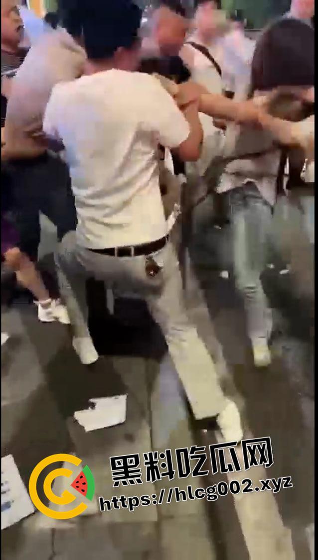 重庆垫江 榜一大哥线下真实刷了三十万不理人的女主播 没有路人阻拦臭女人要被打死 现场视频流出 前排吃瓜