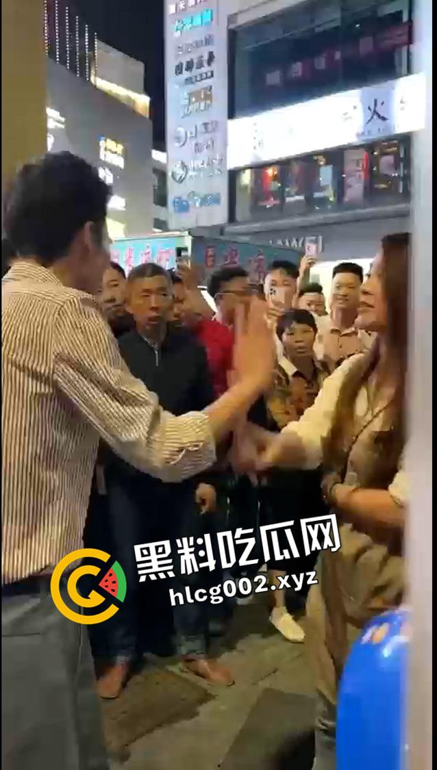 重庆垫江 榜一大哥线下真实刷了三十万不理人的女主播 没有路人阻拦臭女人要被打死 现场视频流出 前排吃瓜