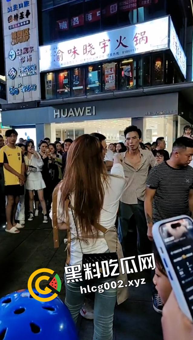 重庆垫江 榜一大哥线下真实刷了三十万不理人的女主播 没有路人阻拦臭女人要被打死 现场视频流出 前排吃瓜