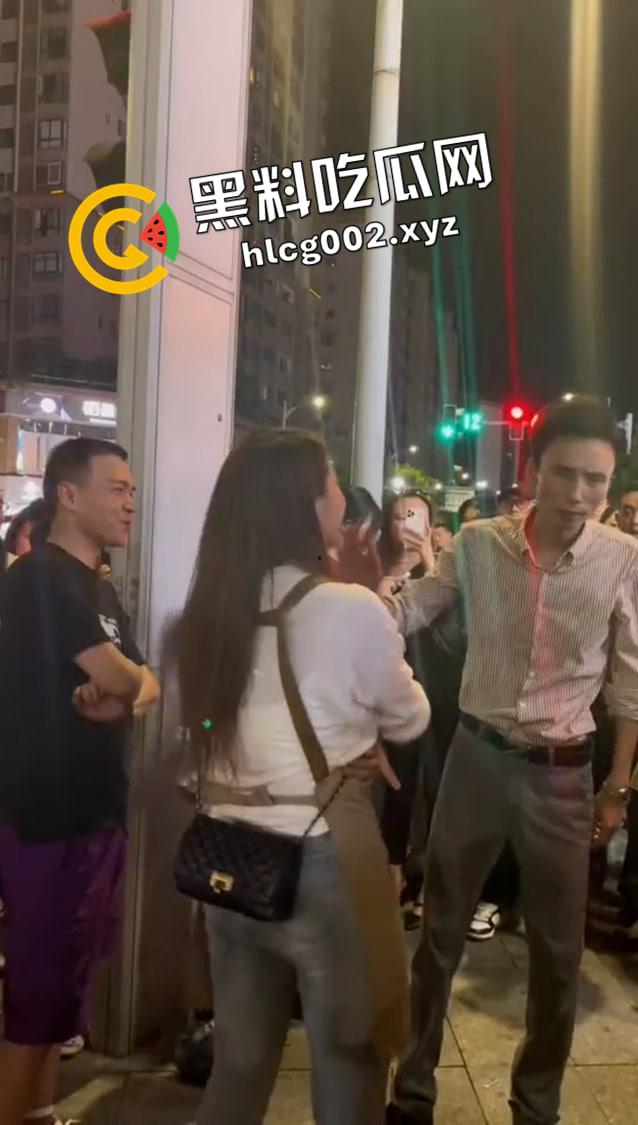 重庆垫江 榜一大哥线下真实刷了三十万不理人的女主播 没有路人阻拦臭女人要被打死 现场视频流出 前排吃瓜