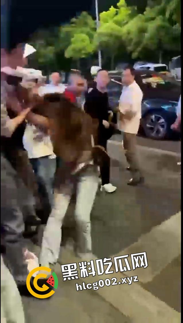 重庆垫江 榜一大哥线下真实刷了三十万不理人的女主播 没有路人阻拦臭女人要被打死 现场视频流出 前排吃瓜