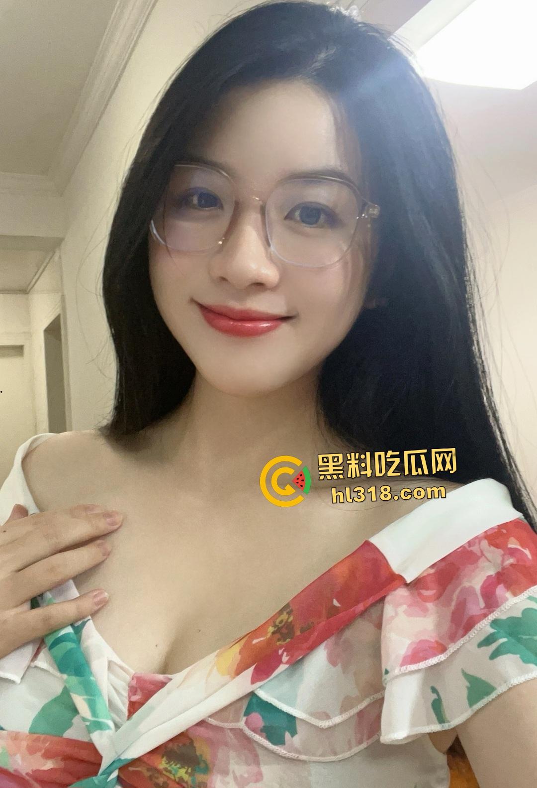 姐姐床上教弟弟玩游戏，男友却在身后入用假鸡巴助兴插入，废物弟弟浑然不知身旁有个骚姐！