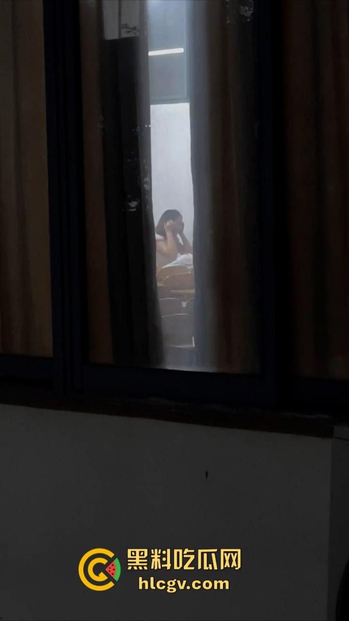 教室打急炮不拉帘 温州学院林玉婵与男友啪啪被同学全程拍到