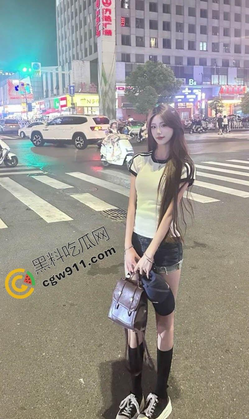 广西柳州大长腿美女【刘璐】成富二代胯下母狗!戴黑皮项圈深喉服侍,翘臀高撅撞击啪啪,狂野摆动高潮尖叫震天