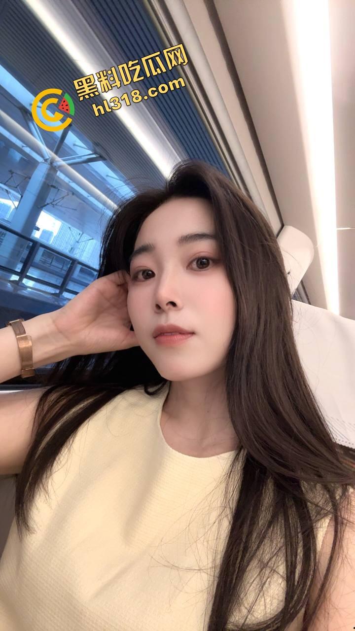 江西女大学生『范乔乔』装纯给爹看,酒店全裸架炮玩肉棒,粉红骚穴被后入到喷水,精液流成小河!