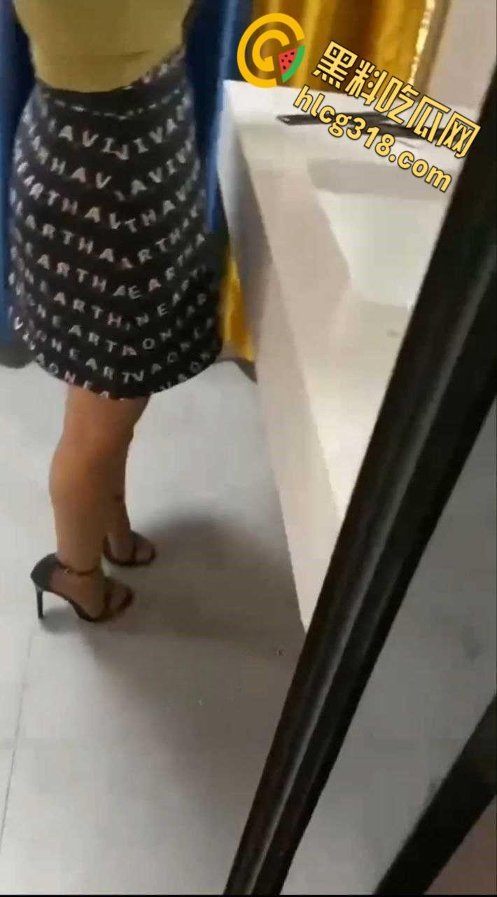 情侣厕所上吊情趣游戏，妹子抽搐到扭曲，初体验窒息高潮，濒死快感爽翻天！