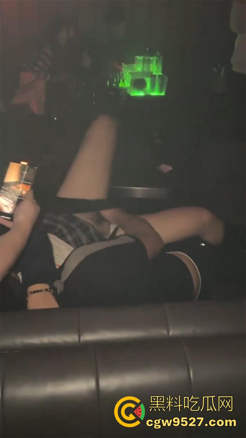 有钱人的快乐合集,KTV真空场游戏场偷拍,性感尤物全裸互动游戏,妹子年纪小身材好,只要钱到位玻璃干稀碎!