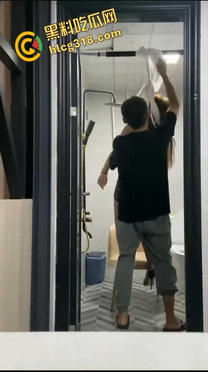 情侣厕所上吊情趣游戏,妹子抽搐到扭曲,初体验窒息高潮,濒死快感爽翻天!