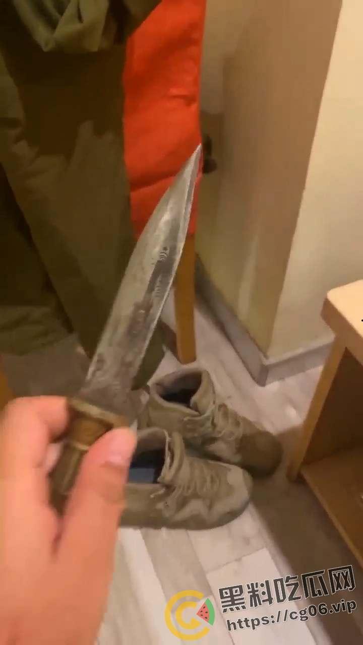 东北老铁带刀嫖娼 完不给钱还报警抓自己把小姐吓跑了 微信群嚣张扬言敢来找事就拼命 可怜了逼被操了钱还没挣到的小姐