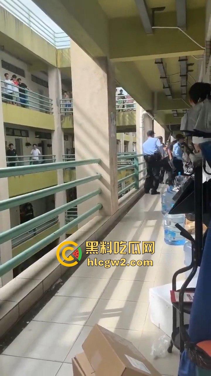 广东工业大学惊现捅人事件!凶手反锁宿舍内,保安公安疯狂踹门!