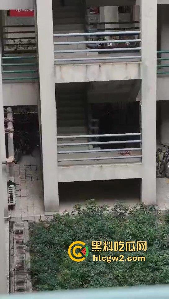 广东工业大学惊现捅人事件!凶手反锁宿舍内,保安公安疯狂踹门!