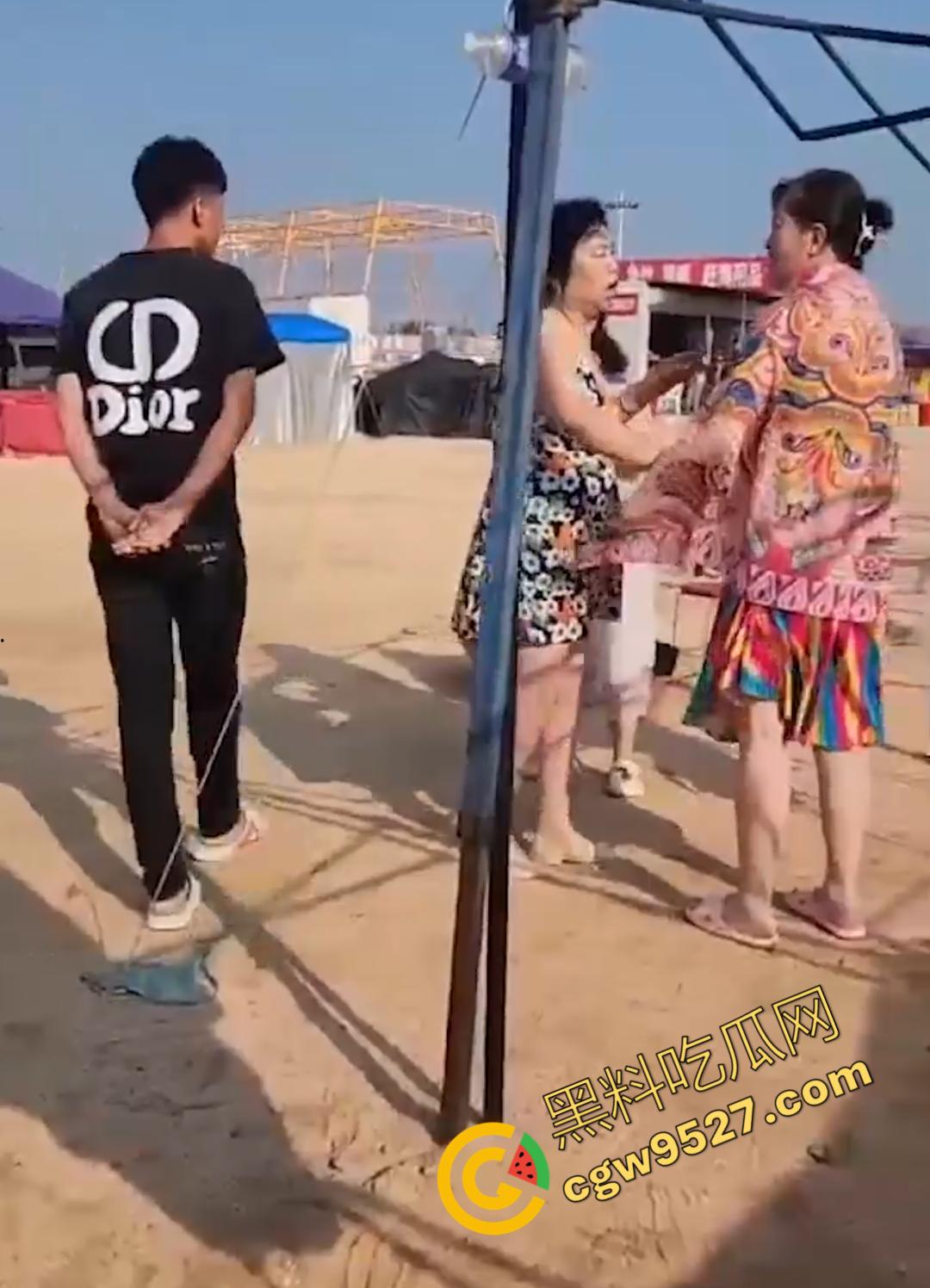 6旬大妈街头吵架全裸求操 肥臀巨乳让年轻小伙瞠目结舌乖乖溜走, 大妈骚操作惊呆路人