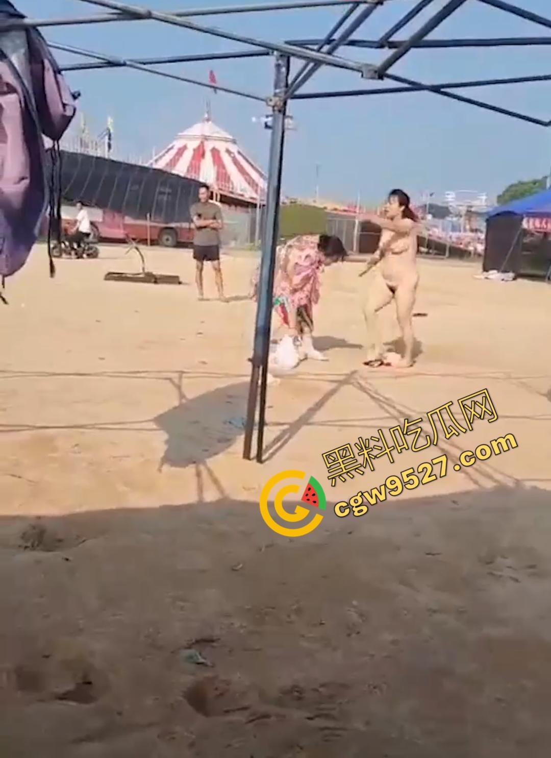 6旬大妈街头吵架全裸求操 肥臀巨乳让年轻小伙瞠目结舌乖乖溜走, 大妈骚操作惊呆路人