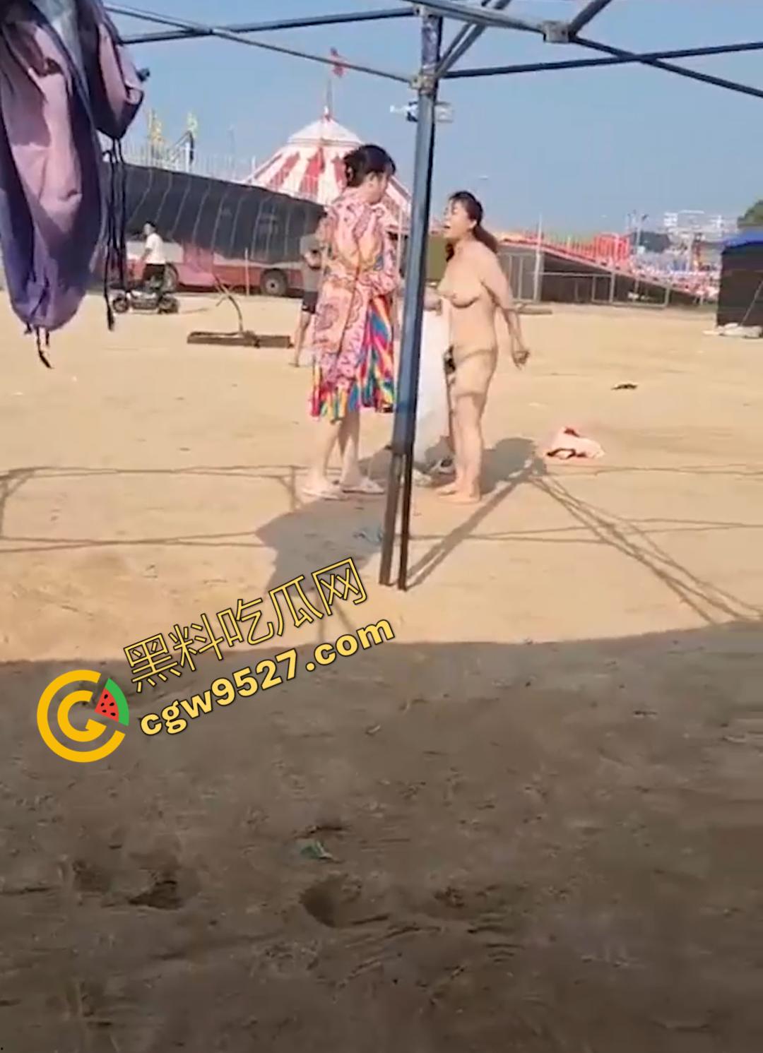 6旬大妈街头吵架全裸求操 肥臀巨乳让年轻小伙瞠目结舌乖乖溜走, 大妈骚操作惊呆路人