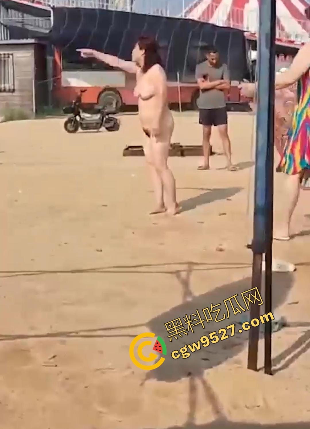 6旬大妈街头吵架全裸求操 肥臀巨乳让年轻小伙瞠目结舌乖乖溜走, 大妈骚操作惊呆路人