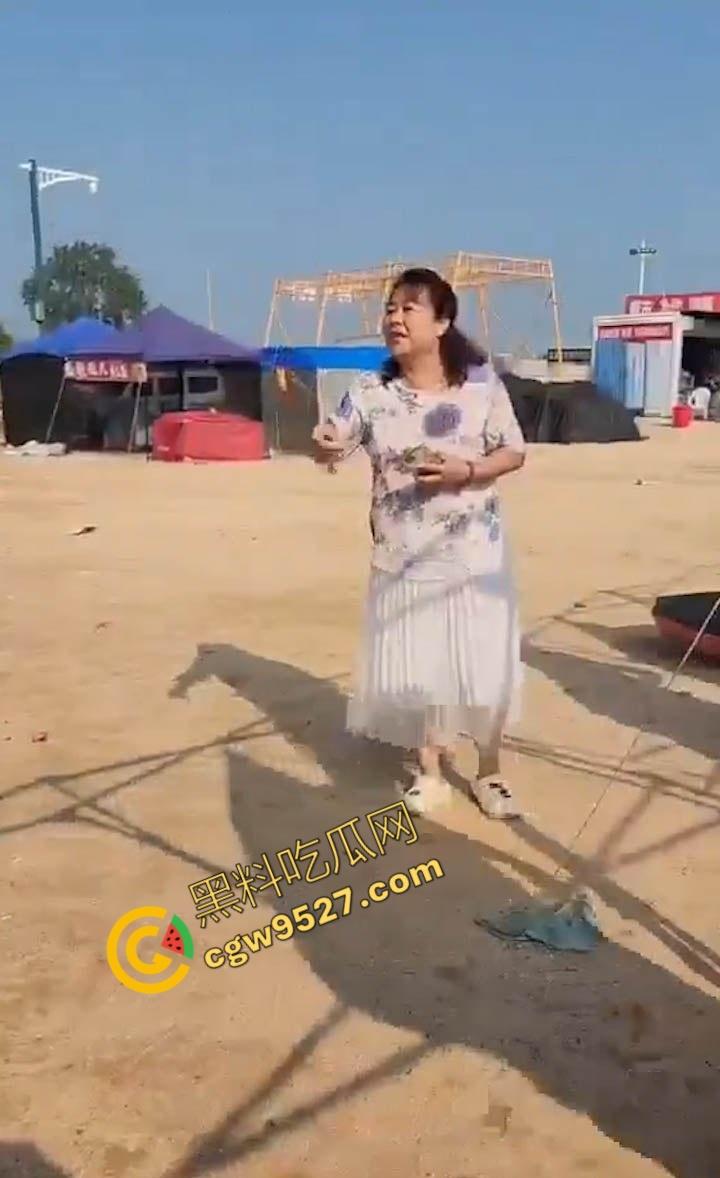 6旬大妈街头吵架全裸求操 肥臀巨乳让年轻小伙瞠目结舌乖乖溜走, 大妈骚操作惊呆路人