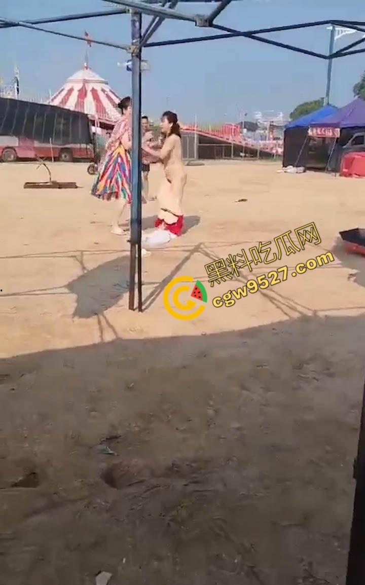 6旬大妈街头吵架全裸求操 肥臀巨乳让年轻小伙瞠目结舌乖乖溜走, 大妈骚操作惊呆路人