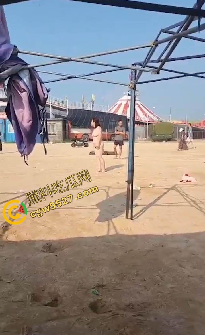 6旬大妈街头吵架全裸求操 肥臀巨乳让年轻小伙瞠目结舌乖乖溜走, 大妈骚操作惊呆路人